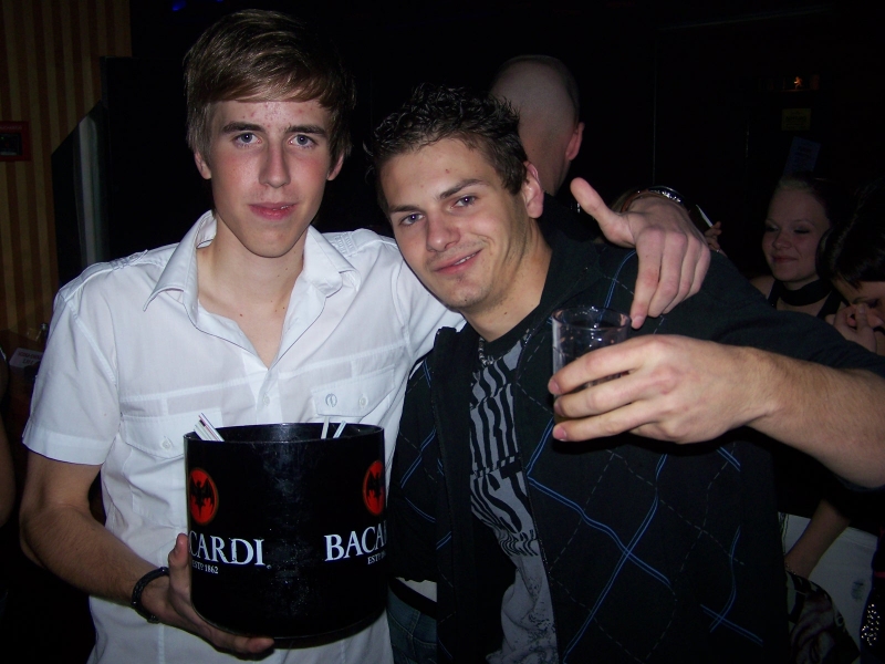 Vollbild 8 YEARS   TECHNO 4  EVER          B-DAY  RAVE