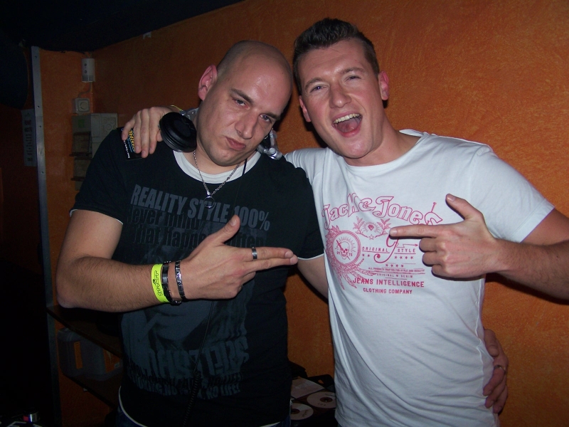 Vollbild 8 YEARS   TECHNO 4  EVER          B-DAY  RAVE