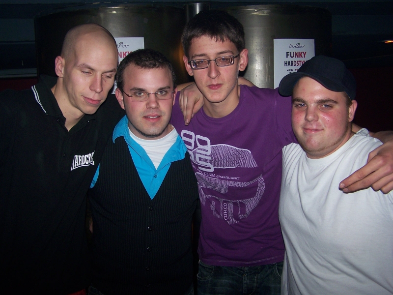 Vollbild 8 YEARS   TECHNO 4  EVER          B-DAY  RAVE