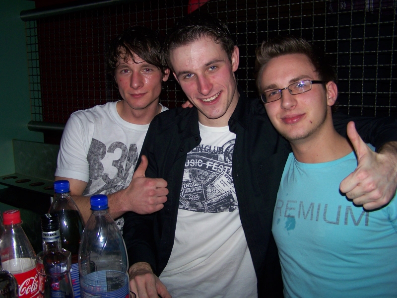 Vollbild 8 YEARS   TECHNO 4  EVER          B-DAY  RAVE