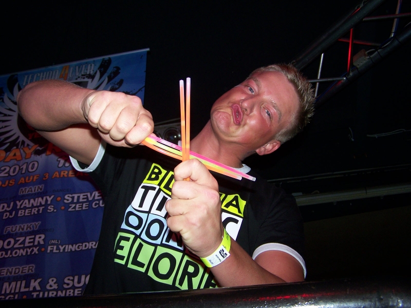 Vollbild 8 YEARS   TECHNO 4  EVER          B-DAY  RAVE