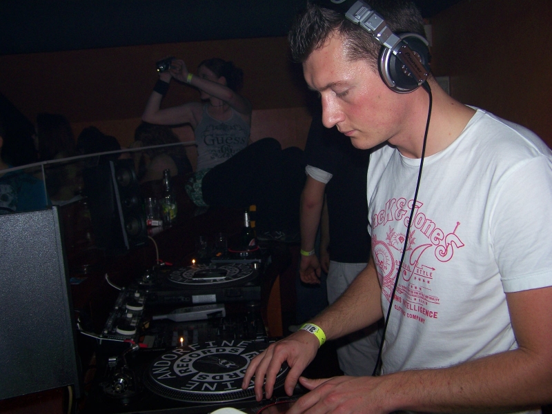 Vollbild 8 YEARS   TECHNO 4  EVER          B-DAY  RAVE