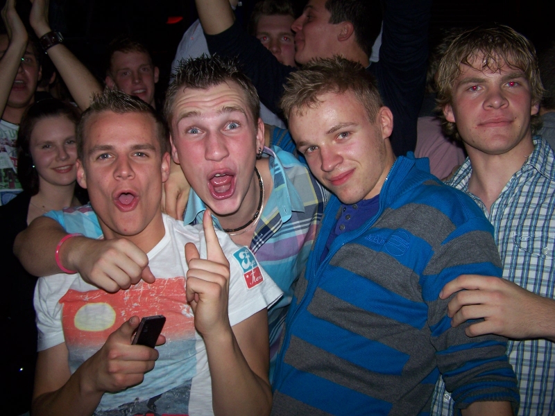 Vollbild 8 YEARS   TECHNO 4  EVER          B-DAY  RAVE