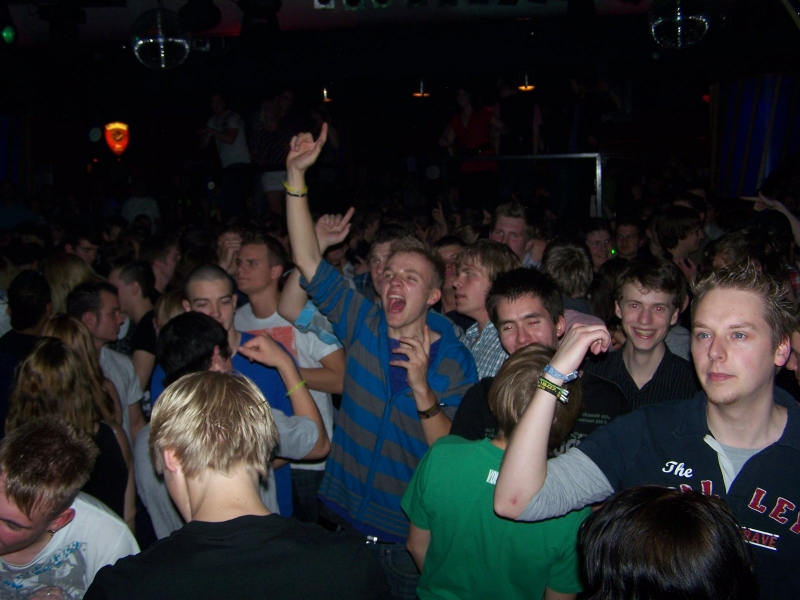 Vollbild 8 YEARS   TECHNO 4  EVER          B-DAY  RAVE
