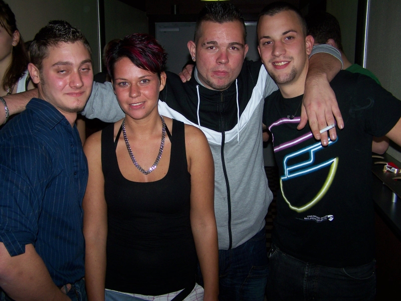 Vollbild 8 YEARS   TECHNO 4  EVER          B-DAY  RAVE