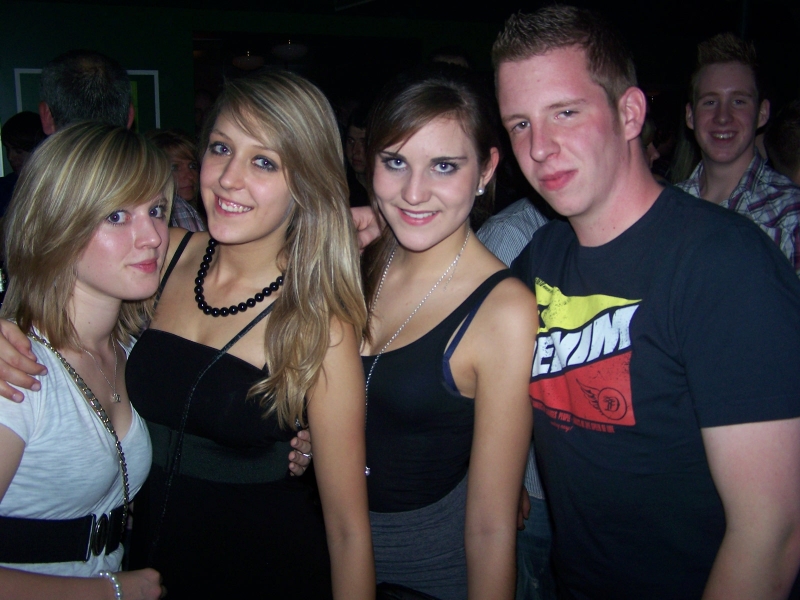 Vollbild 8 YEARS   TECHNO 4  EVER          B-DAY  RAVE