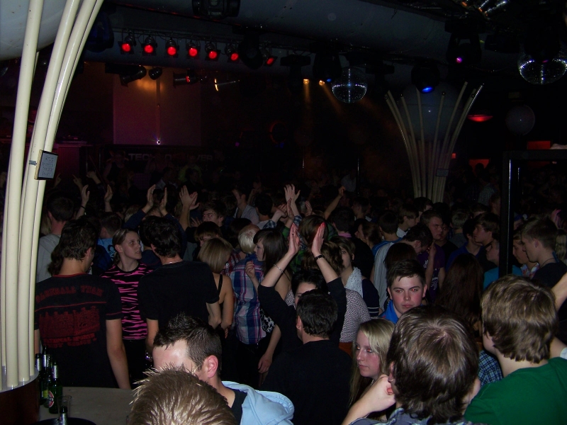 Vollbild 8 YEARS   TECHNO 4  EVER          B-DAY  RAVE