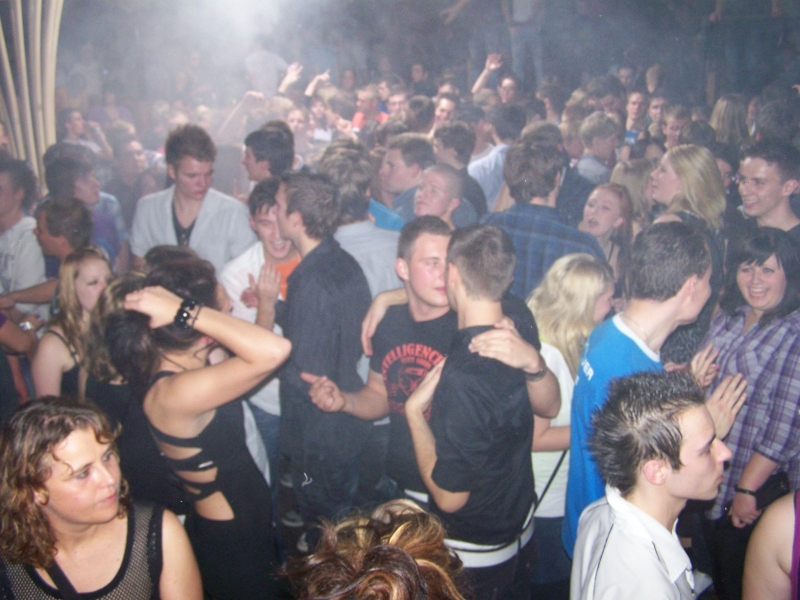 Vollbild 8 YEARS   TECHNO 4  EVER          B-DAY  RAVE