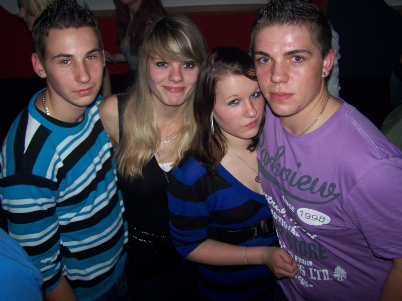 Vollbild 8 YEARS   TECHNO 4  EVER          B-DAY  RAVE