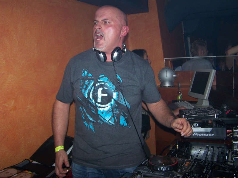 Vollbild 8 YEARS   TECHNO 4  EVER          B-DAY  RAVE