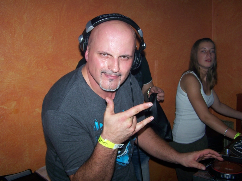 Vollbild 8 YEARS   TECHNO 4  EVER          B-DAY  RAVE