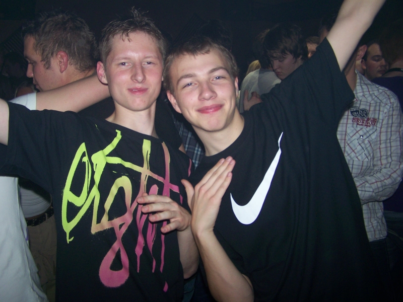 Vollbild 8 YEARS   TECHNO 4  EVER          B-DAY  RAVE
