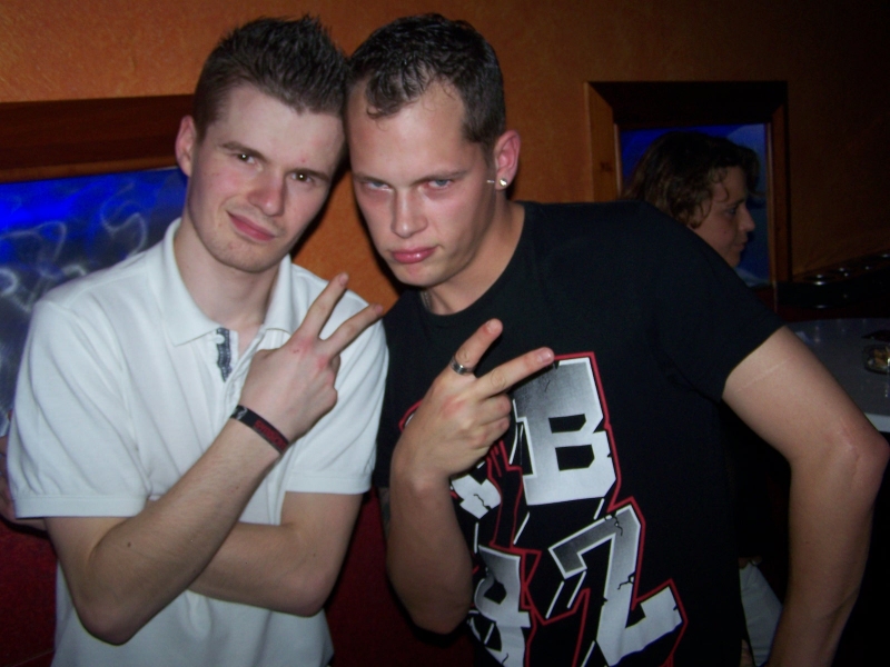 Vollbild 8 YEARS   TECHNO 4  EVER          B-DAY  RAVE