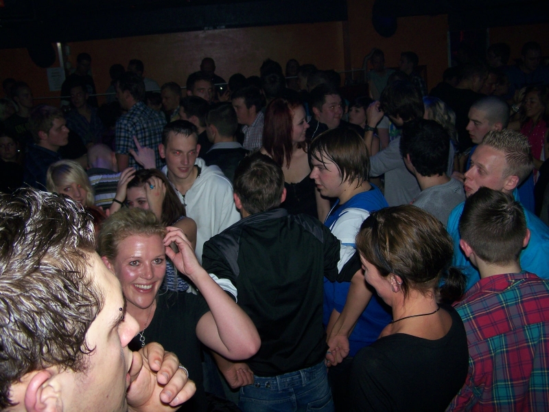 Vollbild 8 YEARS   TECHNO 4  EVER          B-DAY  RAVE