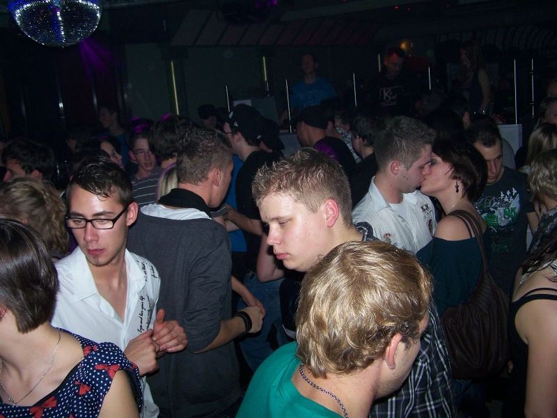 Vollbild 8 YEARS   TECHNO 4  EVER          B-DAY  RAVE