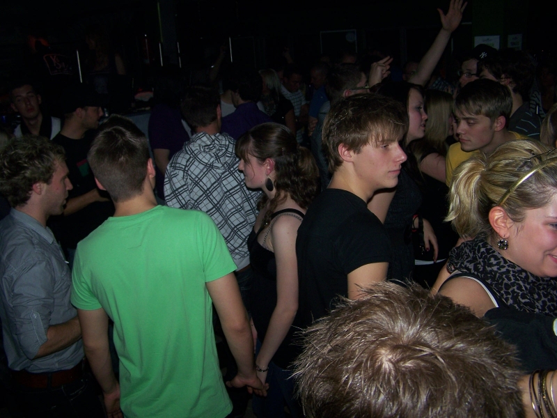 Vollbild 8 YEARS   TECHNO 4  EVER          B-DAY  RAVE