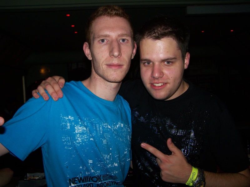 Vollbild 8 YEARS   TECHNO 4  EVER          B-DAY  RAVE