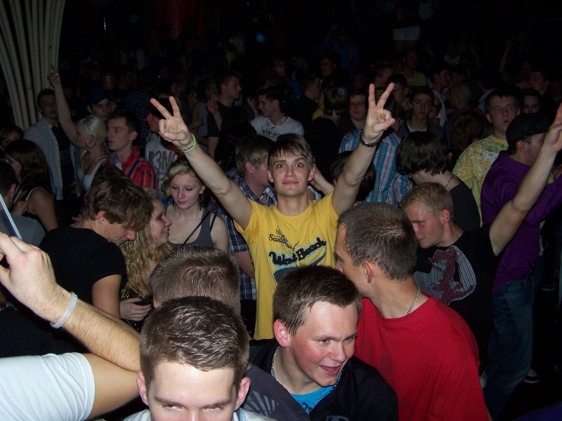 Vollbild 8 YEARS   TECHNO 4  EVER          B-DAY  RAVE