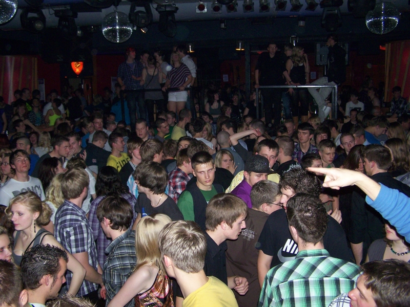 Vollbild 8 YEARS   TECHNO 4  EVER          B-DAY  RAVE