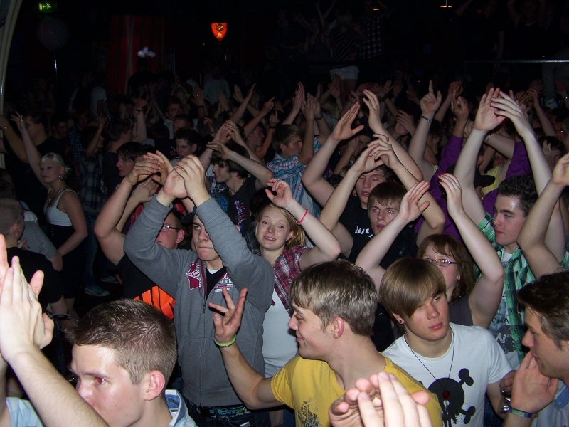 Vollbild 8 YEARS   TECHNO 4  EVER          B-DAY  RAVE