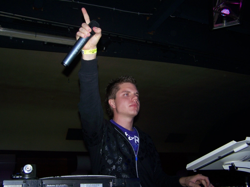 Vollbild 8 YEARS   TECHNO 4  EVER          B-DAY  RAVE