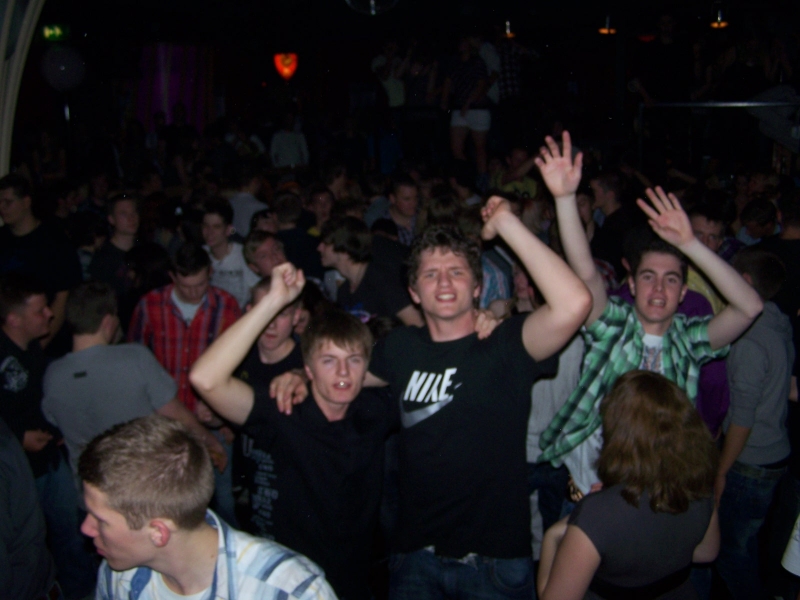 Vollbild 8 YEARS   TECHNO 4  EVER          B-DAY  RAVE