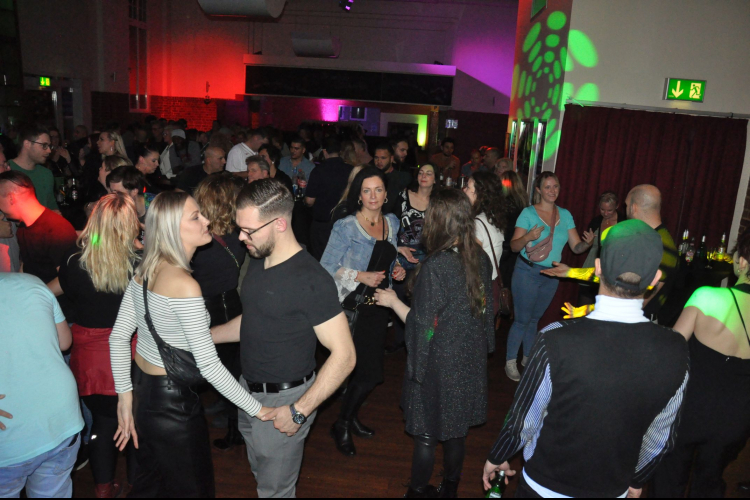 Vollbild 90er Party - I like to move it