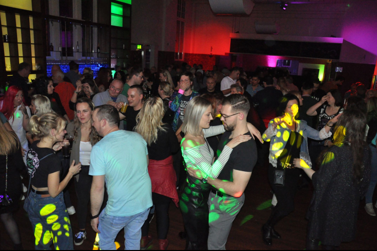 Vollbild 90er Party - I like to move it