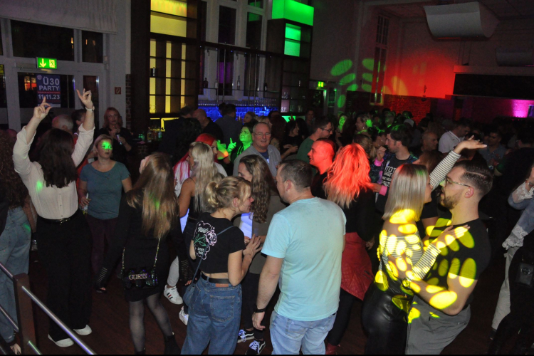 Vollbild 90er Party - I like to move it