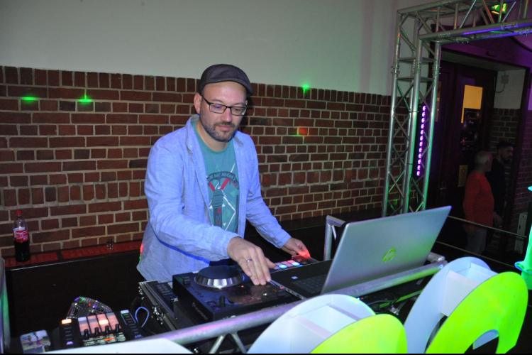 Vollbild 90er Party - I like to move it