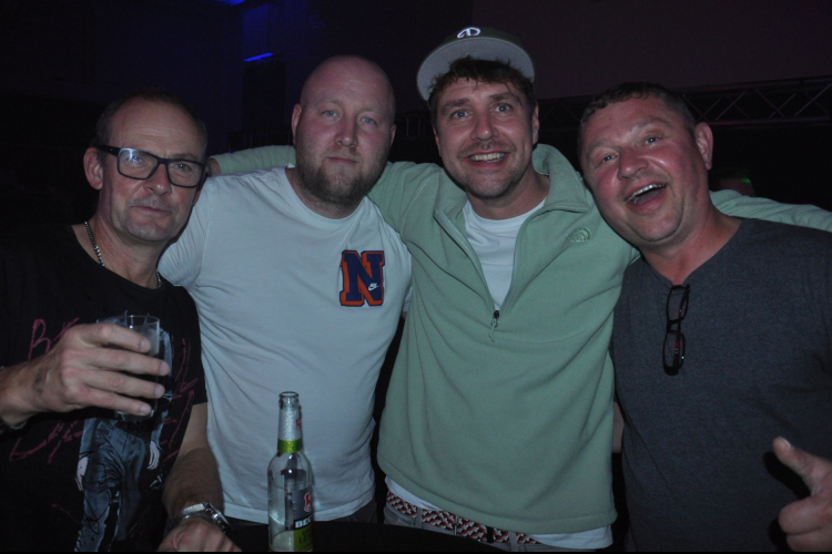 Vollbild 2000er Party