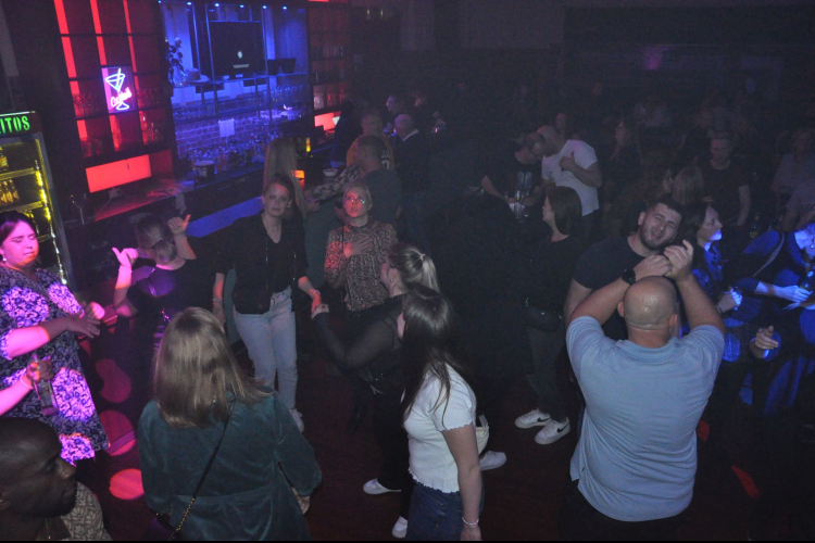Vollbild 2000er Party
