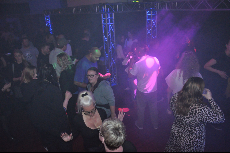 Vollbild 2000er Party