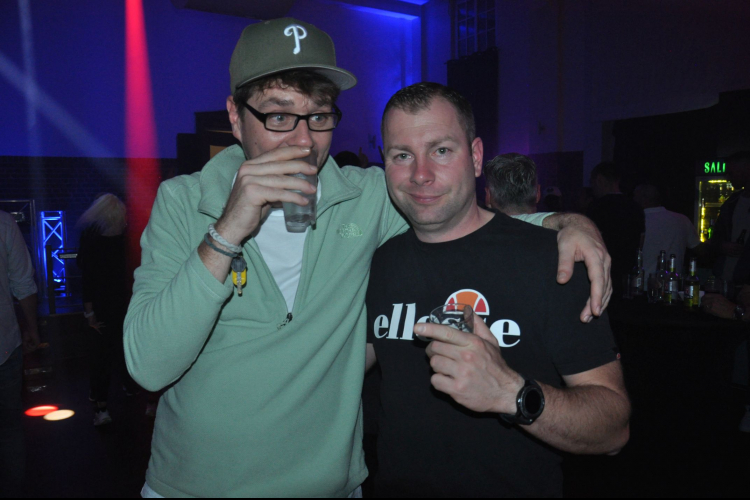Vollbild 2000er Party