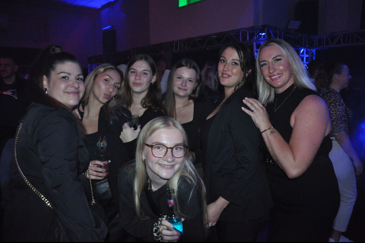 Vollbild 2000er Party